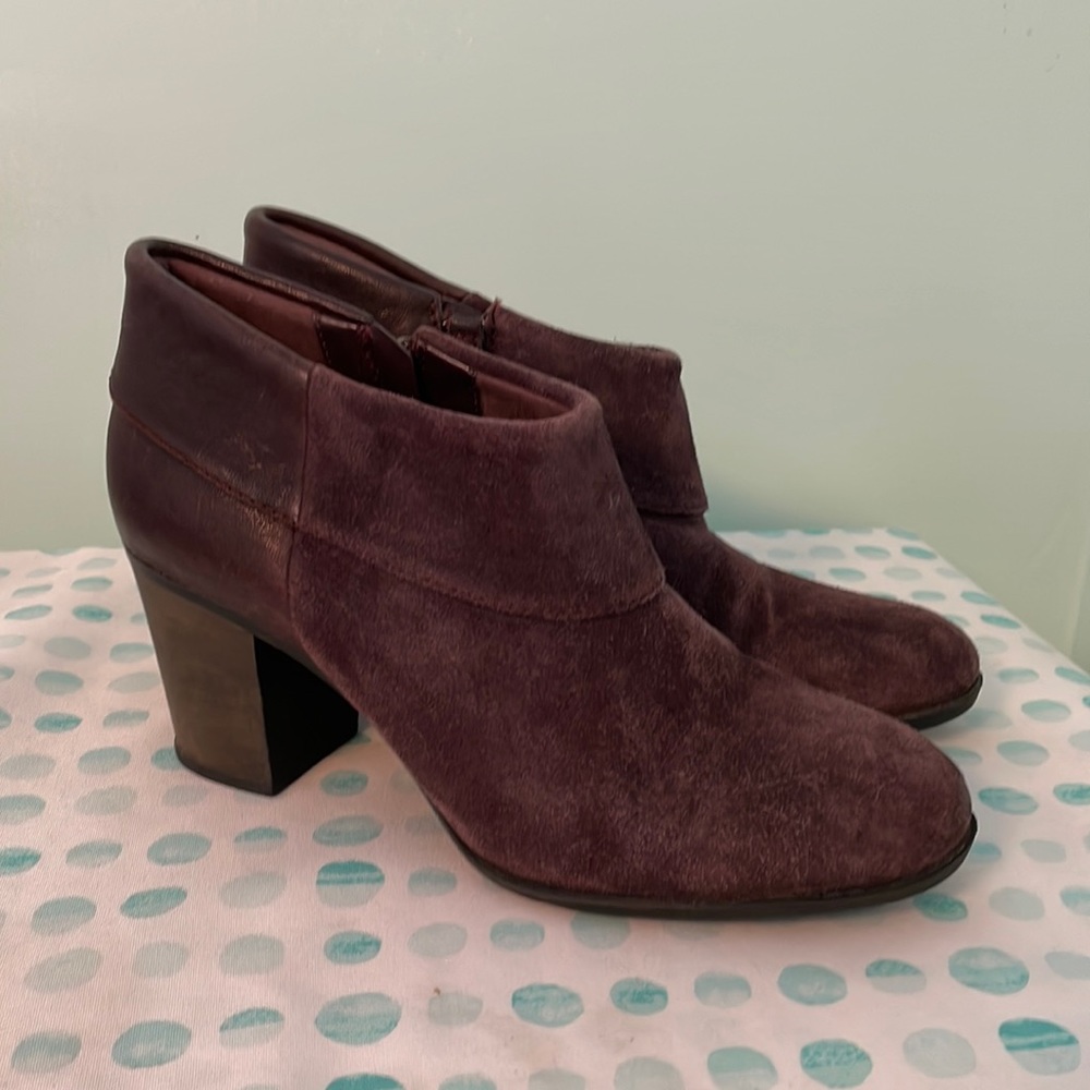 Clark’s leather & suede ankle boots purple size 9